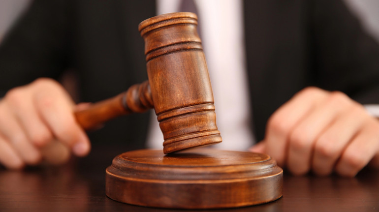 На Житомирщині судили чоловіка, який п’яним зґвалтував свою малолітню пасербицю