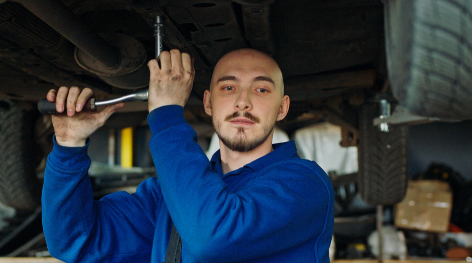 Механік, який навчить вас не боятися психотерапії: рецензія на Вітю – прем'єрний драмеді-серіал українського стрімінгу