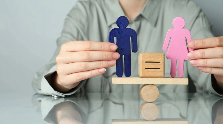 Гендерна (не)рівність: як українці оцінюють ставлення до жінок і чоловіків у різних сферах