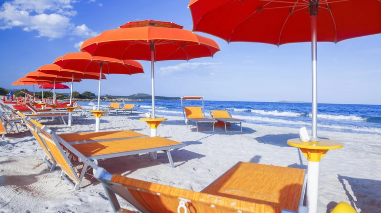 They fried their heads: in Sardinia, officials forbade bringing umbrellas to the beach