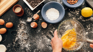 Вдома немає яєць? Дієтологиня радить 16 продуктів, які можуть їх замінити