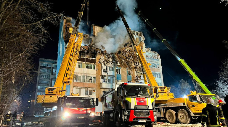Дивом живий: у ДСНС розповіли деталі порянку юнака, якого дістали з-під руїн будинку в Тернополі