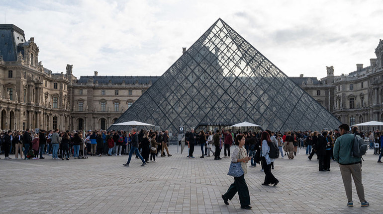 Robbery of the Louvre: the media claim that a museum employee may be involved in the crime