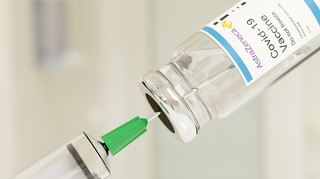 AstraZeneca вперше визнала, що її вакцина від COVID-19 може викликати рідкісні побічні ефекти