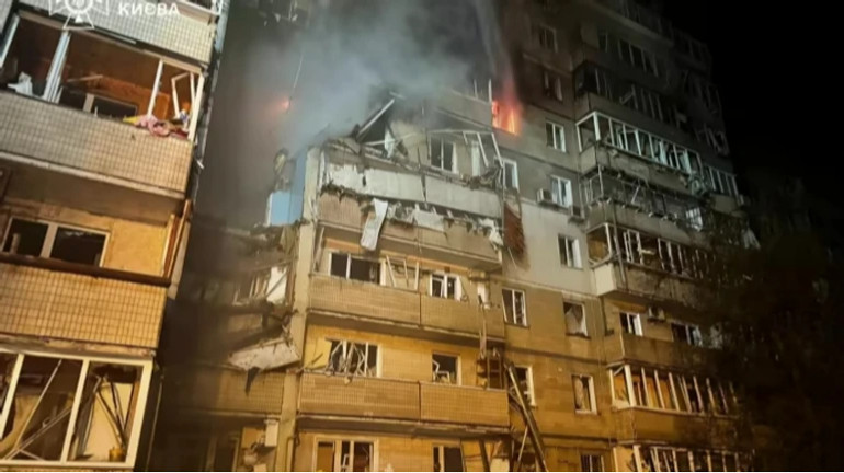 Бореться за життя: у Києві тато вперше побачив сина, мати якого загинула після обстрілу