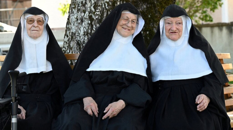 Монахинь, які втекли з будинку для літніх і стали зірками, можуть вигнати з абатства