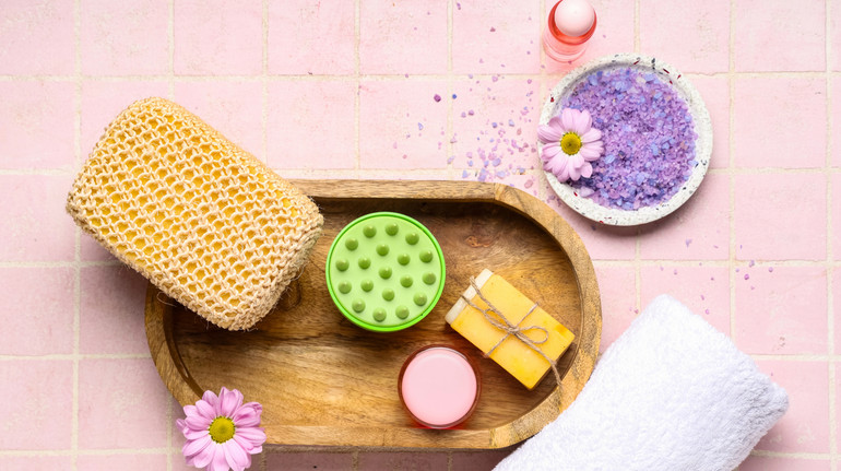 Що треба знати про скраб для шкіри голови: 10 порад від лікарки-дерматологині