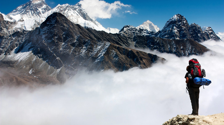 Сотні туристів застрягли на схилі Евересту через раптову хуртовину: триває рятувальна операція