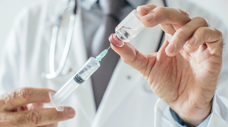 Проігнорував алергію та сфальсифікував записи: в Одесі лікаря звинувачують у смерті курсанта