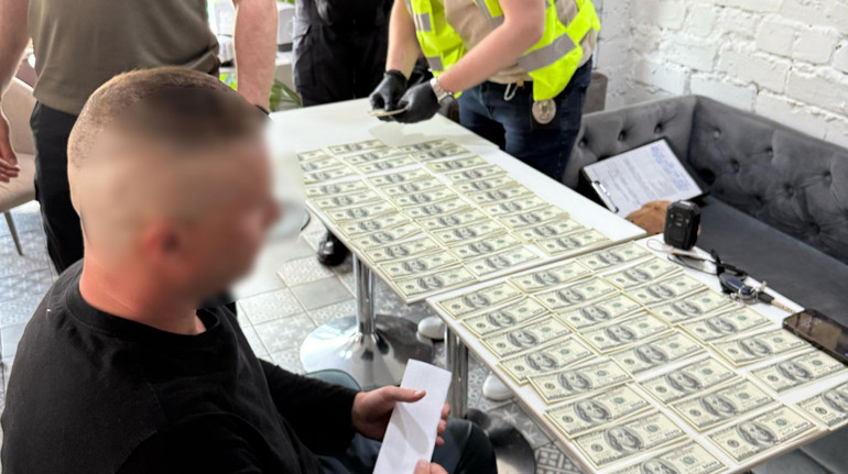 12 тисяч доларів за фіктивну родину: у Києві викрили схему ухилення від мобілізації і виїзду за кордон