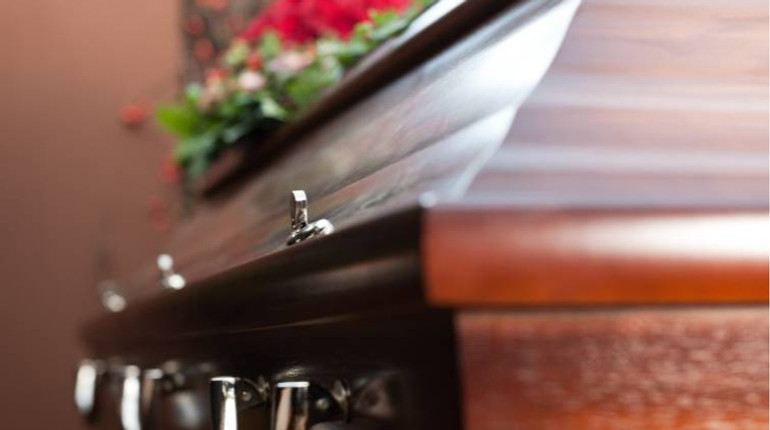Віддали мозок у коробці, що протікала: у США батьки ветерана звинувачують похоронні бюро в недбалості