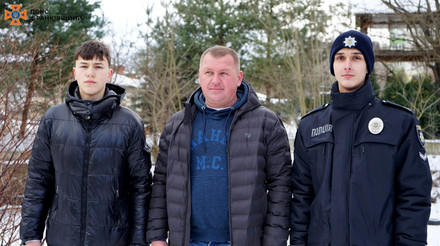 Коляда ледь не закінчилася трагедією: як небайдужі врятували дітей, що провалилися під лід на Прикарпатті