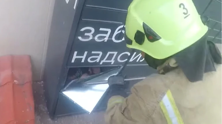 На Рівненщині рятувальники визволили 15-річну дівчину із зачиненого поштомату