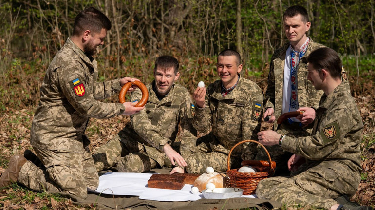 Наслідують бійців УПА і роблять писанки: як військові цього року святкують Великдень