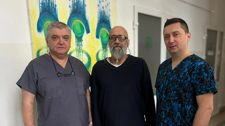 Мав важкі ускладнення: у Львові врятували пацієнта, який ледь не помер через персикову кісточку