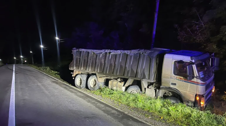 На Львівщині двоє дітей на електросамокатах ледь не зіткнулися з вантажівкою: вони в лікарні