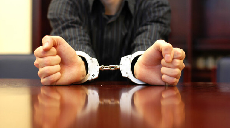 На Чернігівщині ухвалили вирок батьку, який 8 років розбещував і ґвалтував доньку