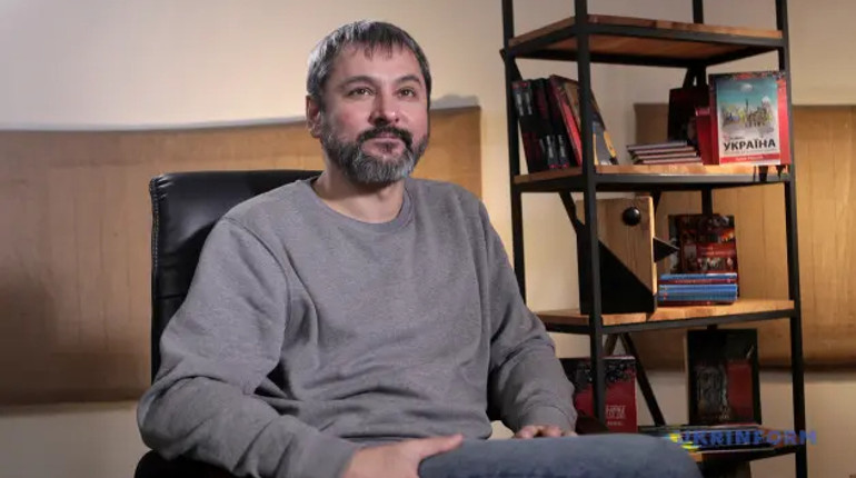 Колишньому директору Молодого театру, якого звинувачують у домаганнях, оголосили підозру