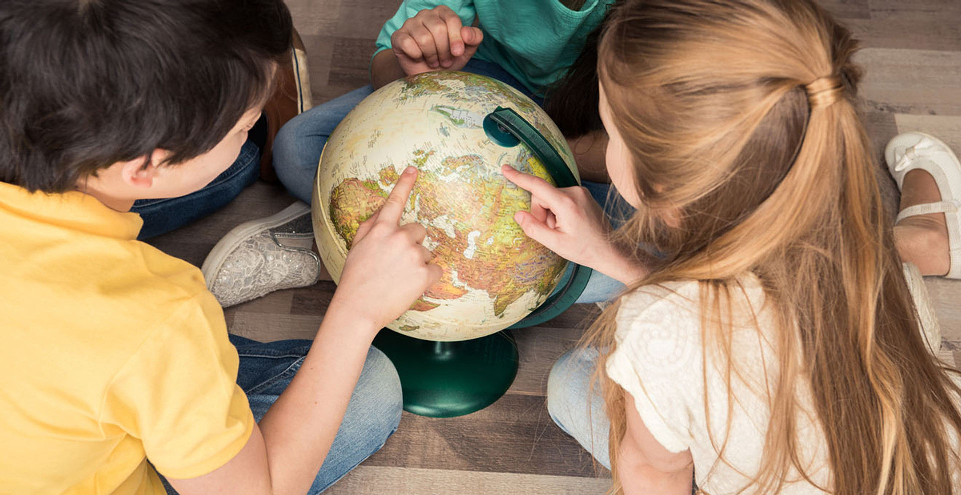 Як зацікавити дитину географією: що почитати, подивитися та у що пограти