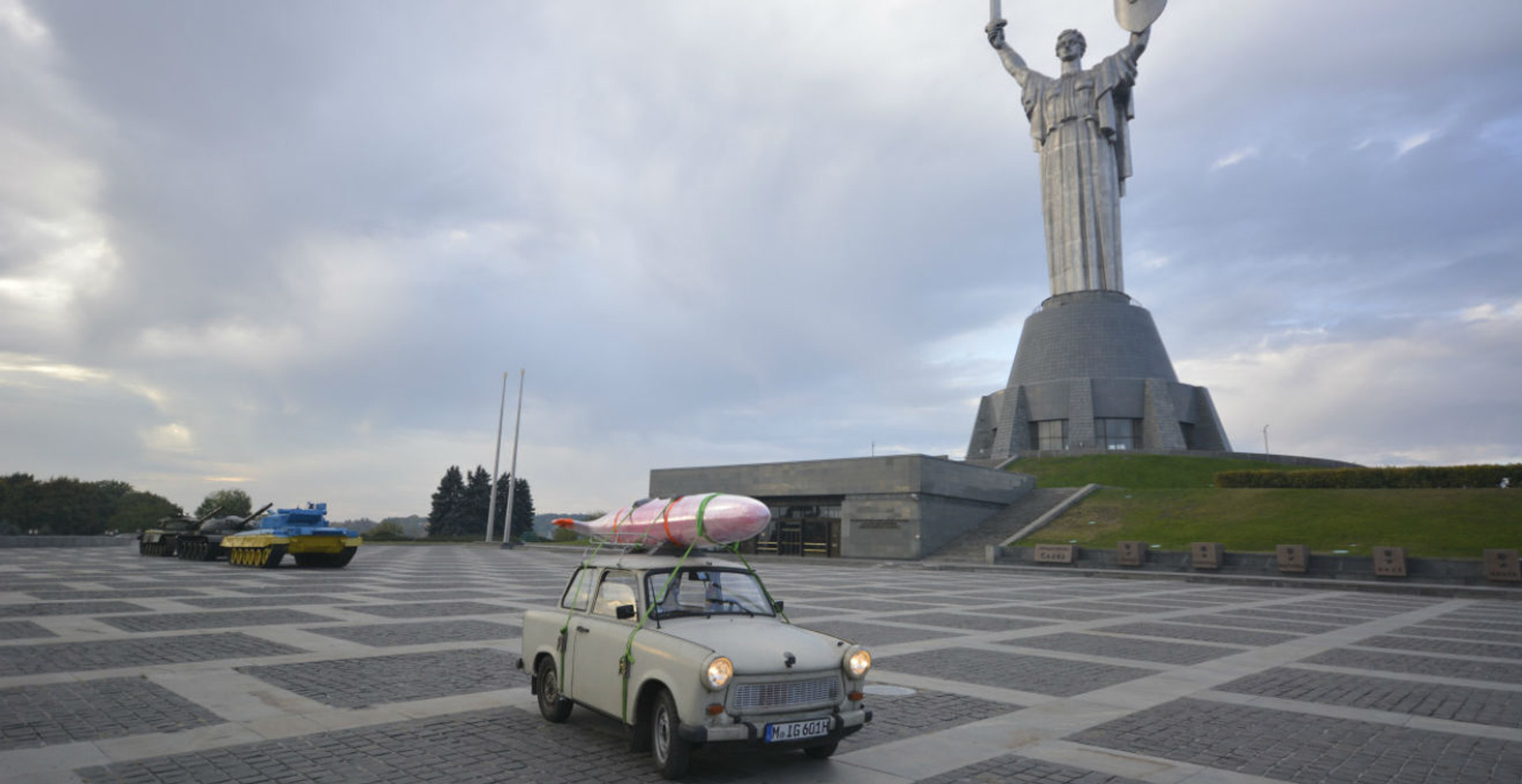 Нащо німець проїхав Україною зі шматком військового літака на даху авто?