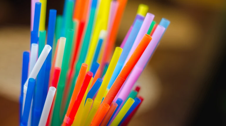 У Сингапурі судитимуть підлітка з Франції, який облизав соломинку з автомата для напоїв у ТРЦ