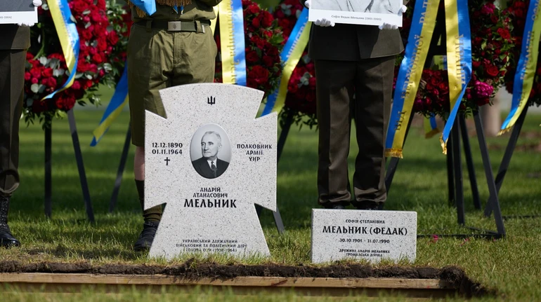 Відомих діячів та їхніх рідних перепоховуватимуть на НВМК зі спільним надгробком – Кабмін