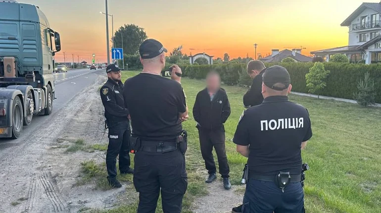 На Хмельниччині далекобійник намагався зґвалтувати дитину: їй вдалося втекти завдяки дзвінку