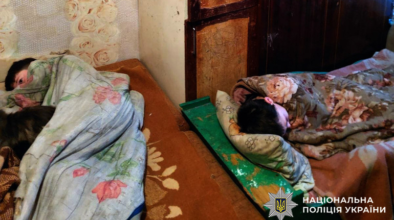 Жили в антисанітарії та жебракували: на Хмельниччині у матері вилучили п'ятьох дітей