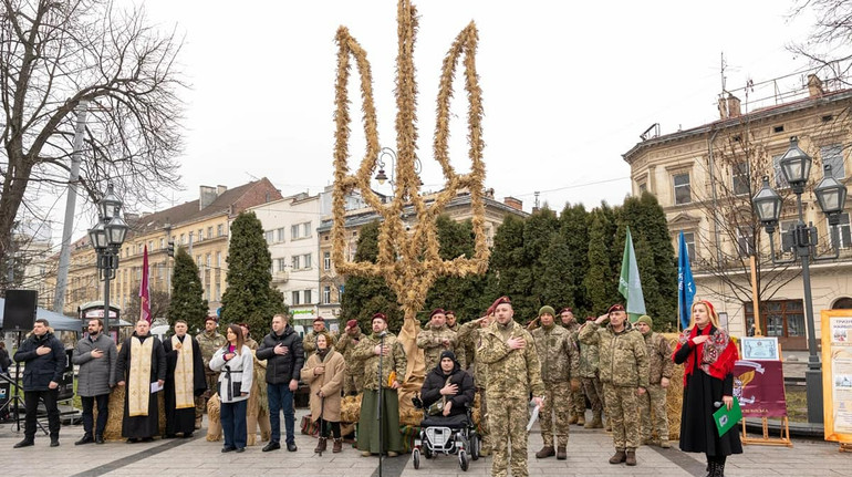 У Львові встановили найбільший в Україні тризуб з сотень дідухів: їх сплели поранені військові