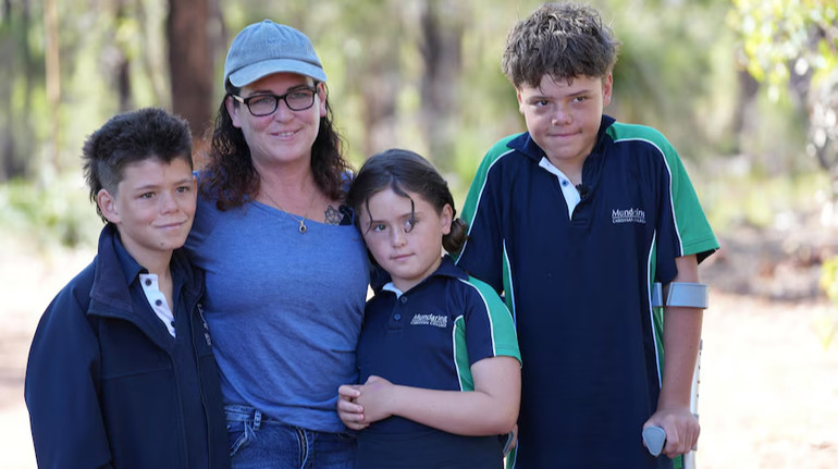 В Австралії підліток чотири години плив через бурхливе море, щоб урятувати матір, брата і сестру