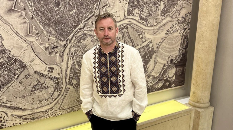Українські майстрині відтворили сорочку полковника УНР Василя Вишиваного
