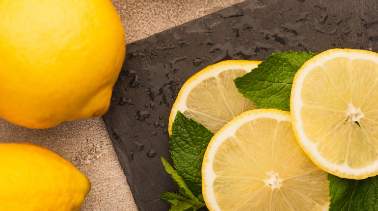 Від захисту клітин до профілактики каменів у нирках: 5 причин додати лимони у свій раціон