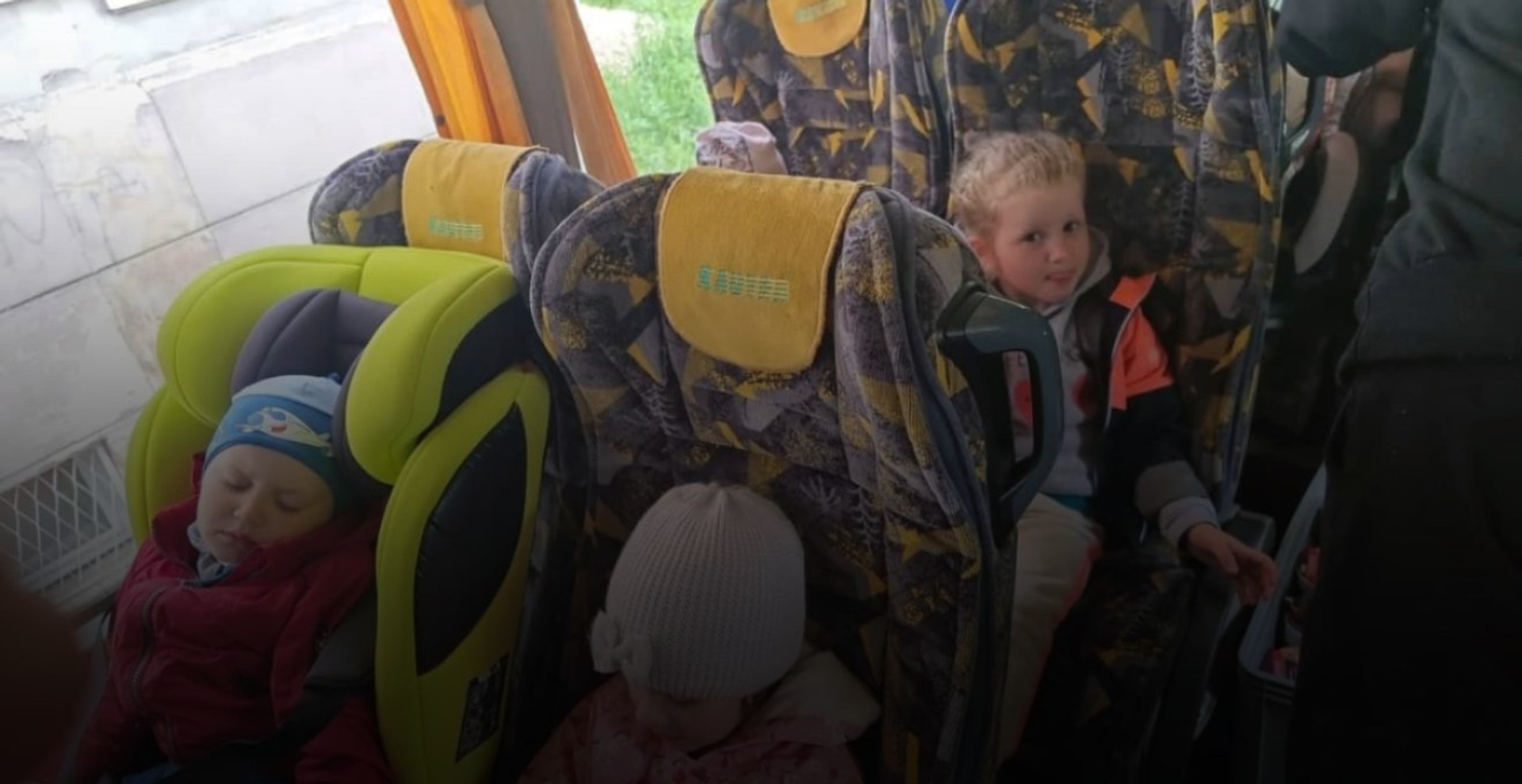 Немовлят вкладали по двоє на сидіння: історія евакуації дитячого будинку з Харкова  