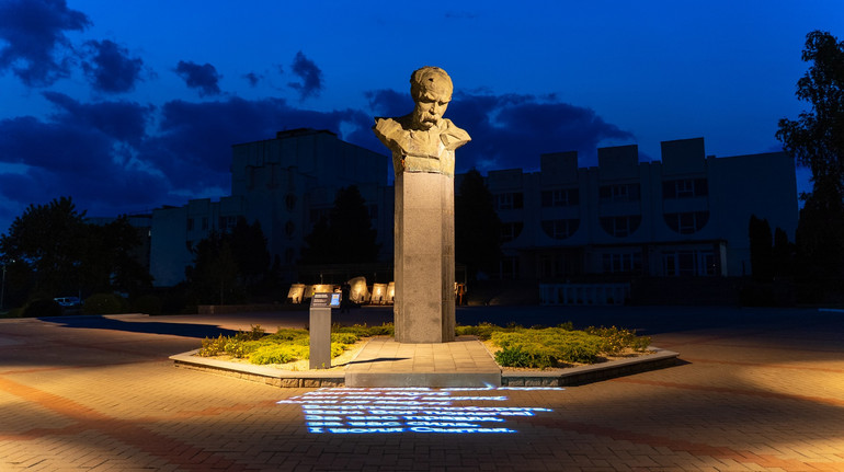 У Бородянці створили інсталяцію з розстріляним пам'ятником Тарасу Шевченку