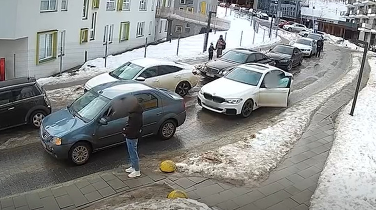 У Львові водій облаяв таксиста, який зупинився на хвилину мовчання: на нього склали адмінпротокол