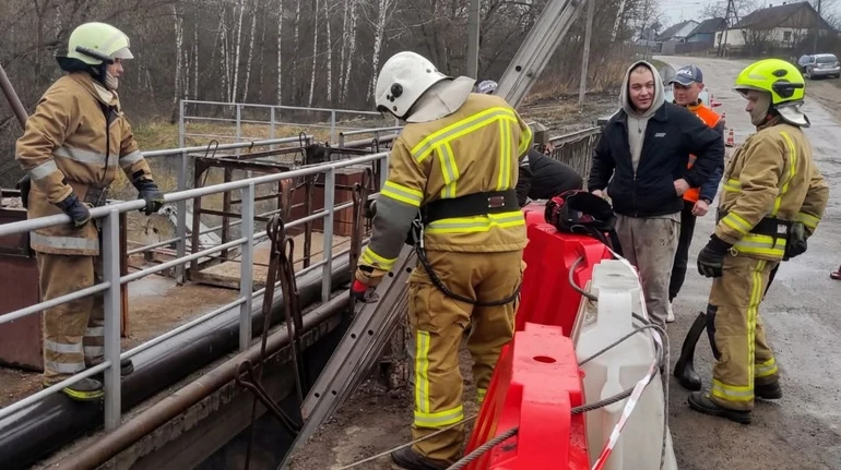 Двох бобрів на Житомирщині врятували з пастки глибиною 5 метрів