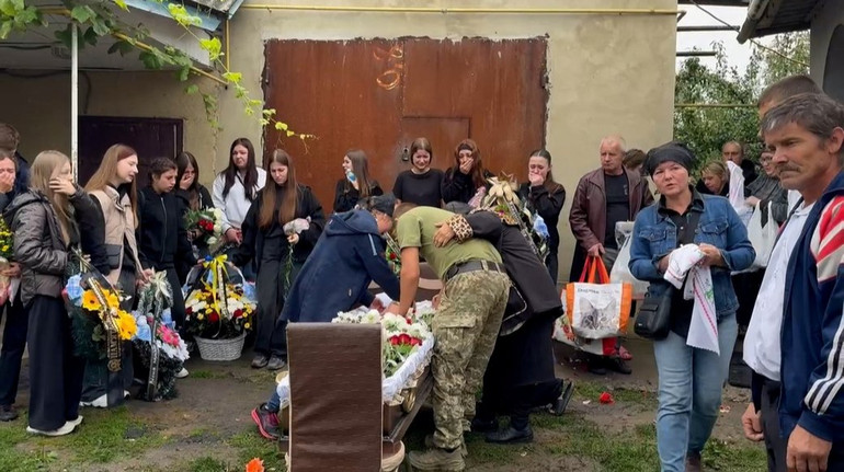 На Вінниччині попрощалися з двома підлітками, у вбивстві яких підозрюють колишнього вчителя