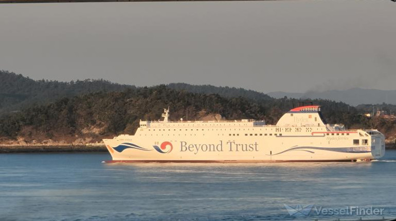 Зачитався новинами: у Південній Кореї пором потрапив в аварію, бо член екіпажу відволікся на телефон