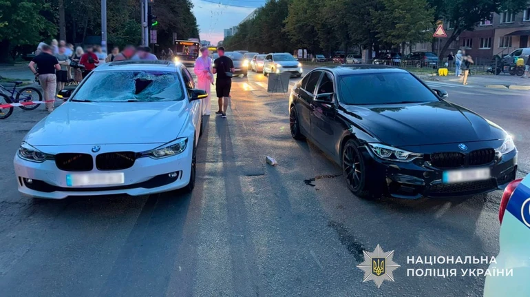 У Львові два автомобіля наїхали на 8-річну дівчинку та її батька: вони в реанімації