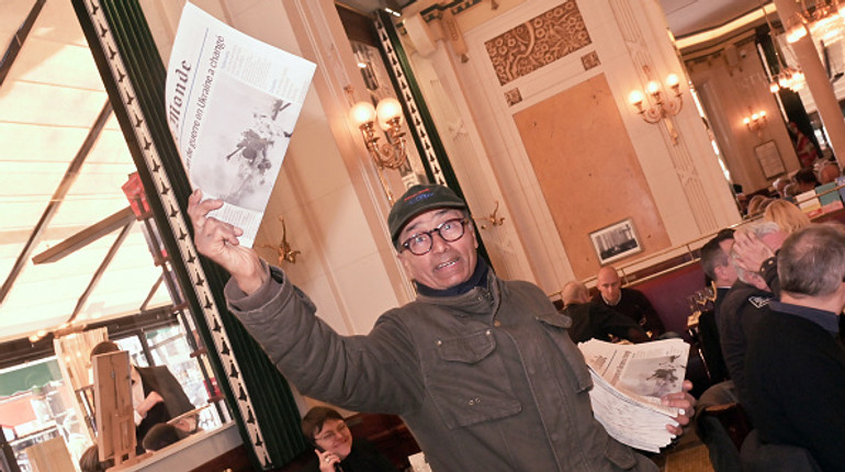 Останній газетяр: у Франції нагородять чоловіка, який понад 50 років продає газети на вулицях Парижа