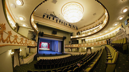 З піснями і танцями: у Маріуполі росіяни відкрили зруйнований ними ж драмтеатр