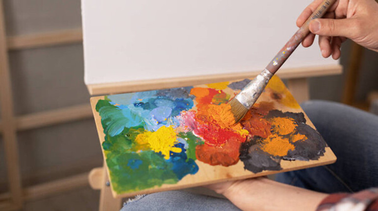 У Сумах затримали 60-річного художника, який розбещував 7-річних дівчат на уроках живопису