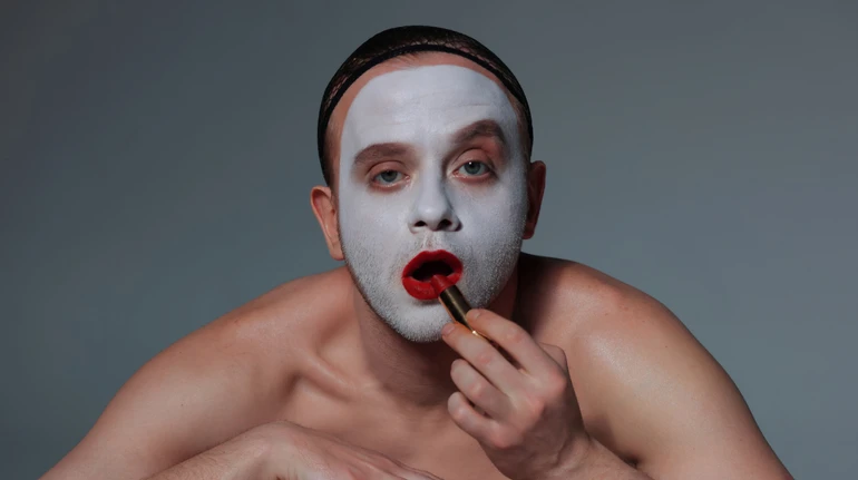 Актор Віталій Ажнов запускає нове поетичне шоу САМ