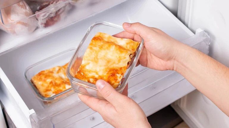 Викидайте і не шкодуйте! Які продукти не можна довго зберігати у холодильнику