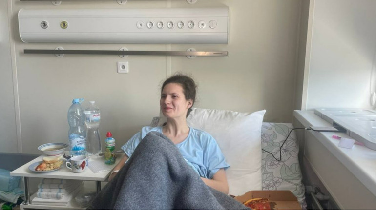 Спала і прокинулась на уламках внизу. Історія дівчини, яка під час атаки РФ випала з 9 поверху і вижила