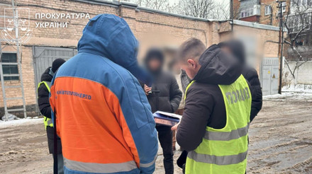 У Києві затримали посадовця Київтеплоенерго через падіння 16-річної дівчини в яму з окропом