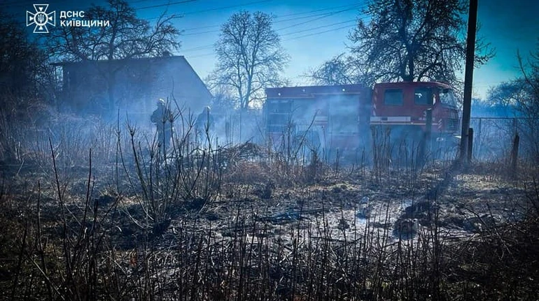 Впав у вогонь: на Київщині загинув чоловік, який палив траву на власній ділянці