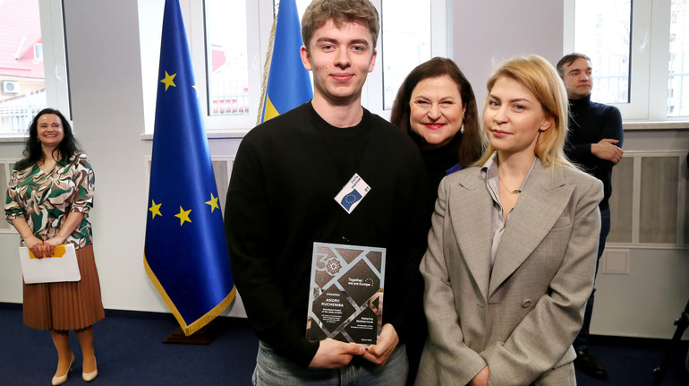 До 10-ї річниці Революції Гідності: представництво ЄС нагородило переможців конкурсу есе