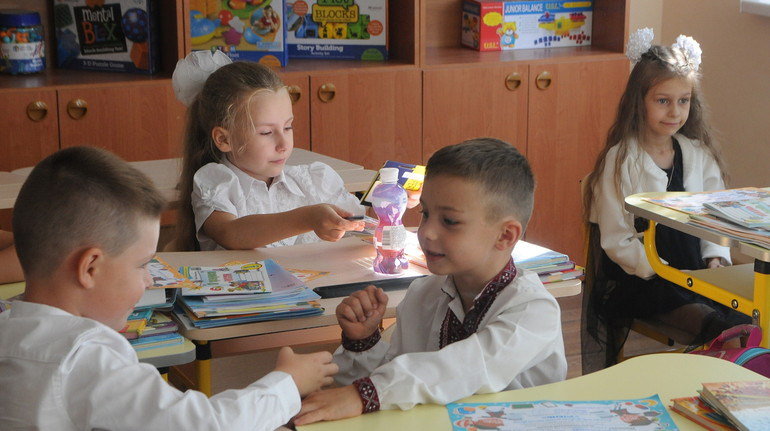Новий навчальний рік в Україні: за парти сіли понад 3,5 мільйона школярів, 10% з них – дистанційно
