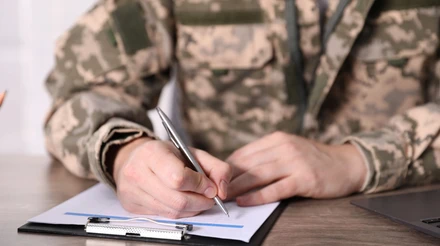 Обіцянка замість квартири? Які соціальні гарантії військові насправді можуть отримати за перший контракт